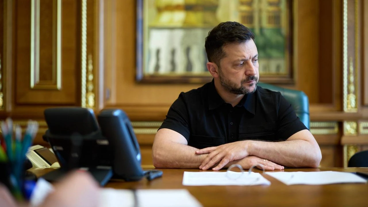 Президент Володимир Зеленський та кадр із мультсеріалу «Маша та Ведмідь»