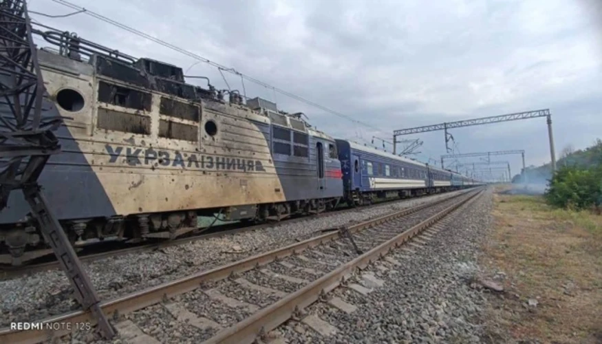 Наслідки удару по пасажирському потягу №147 та кадри евакуації в Одеській області