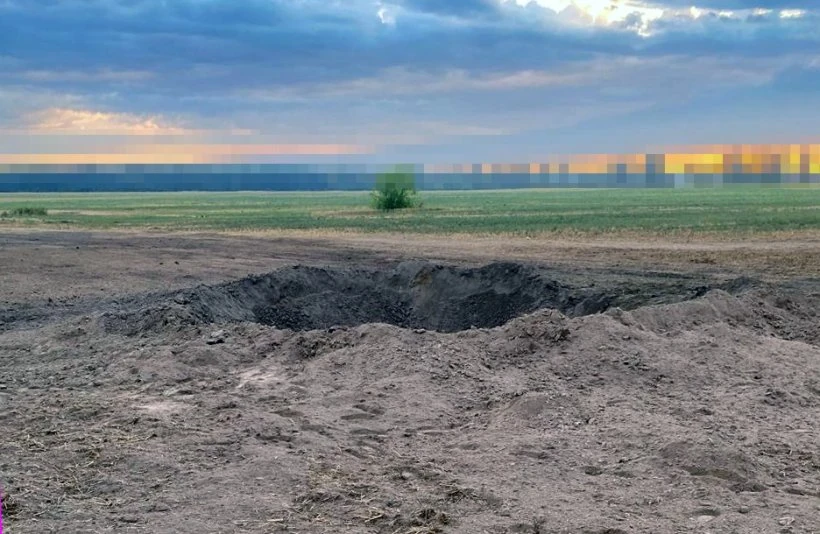 Сліди від куль на уламку крилатої ракети та вирва на місці падіння на Київщині