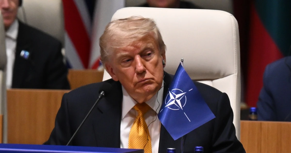 Дональд Трамп підписує законопроєкт про «пекельні санкції» проти РФ та Ірану в Білому домі