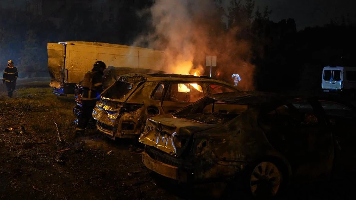 Наслідки удару по Києву 24 вересня: пошкоджені житлові будівлі, пологовий будинок і загоряння на парковці біля медзакладу