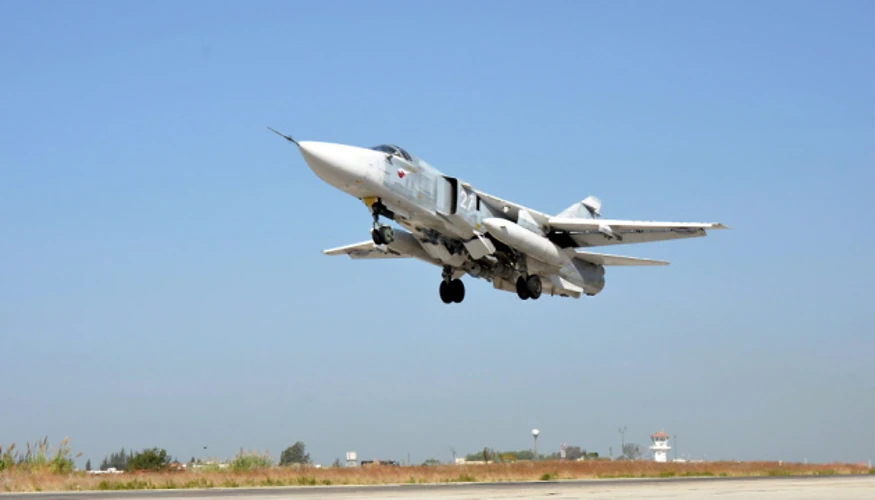 Російський бомбардувальник Су-24 на аеродромі базування в Саках у тимчасово окупованому Криму